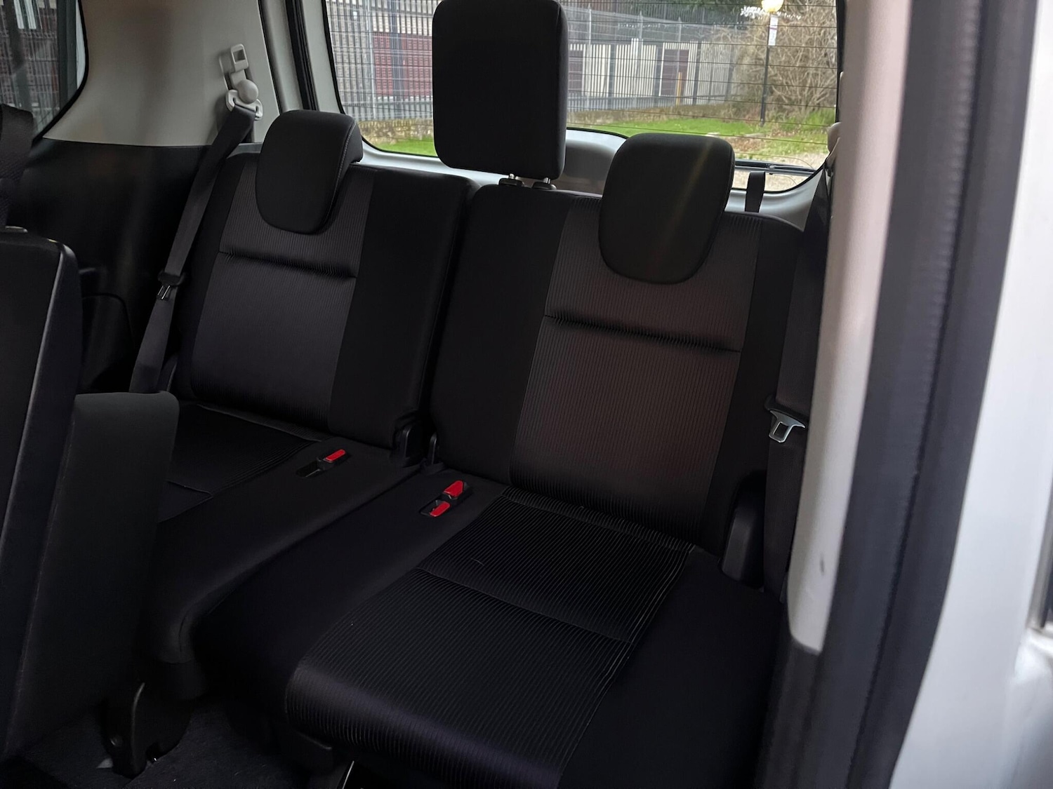 Used Nissan Serena for sale - 77049875: Photo 32