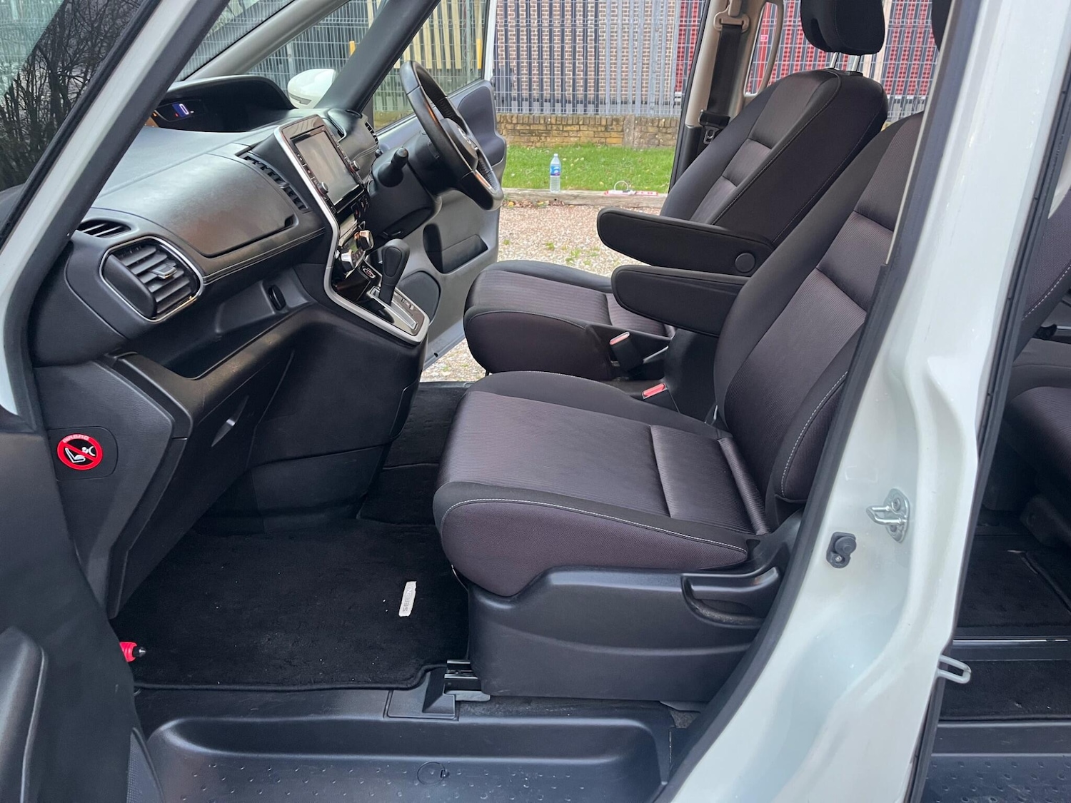 Used Nissan Serena for sale - 77049875: Photo 36