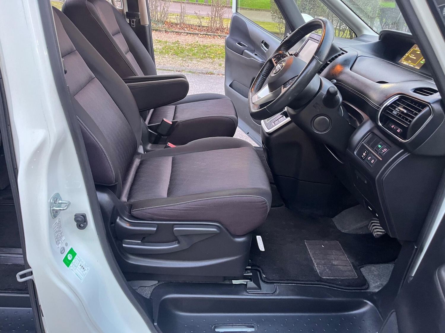 Used Nissan Serena for sale - 77049875: Photo 39