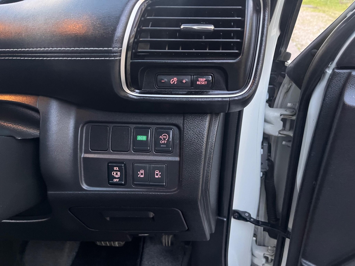 Used Nissan Serena for sale - 77049875: Photo 40