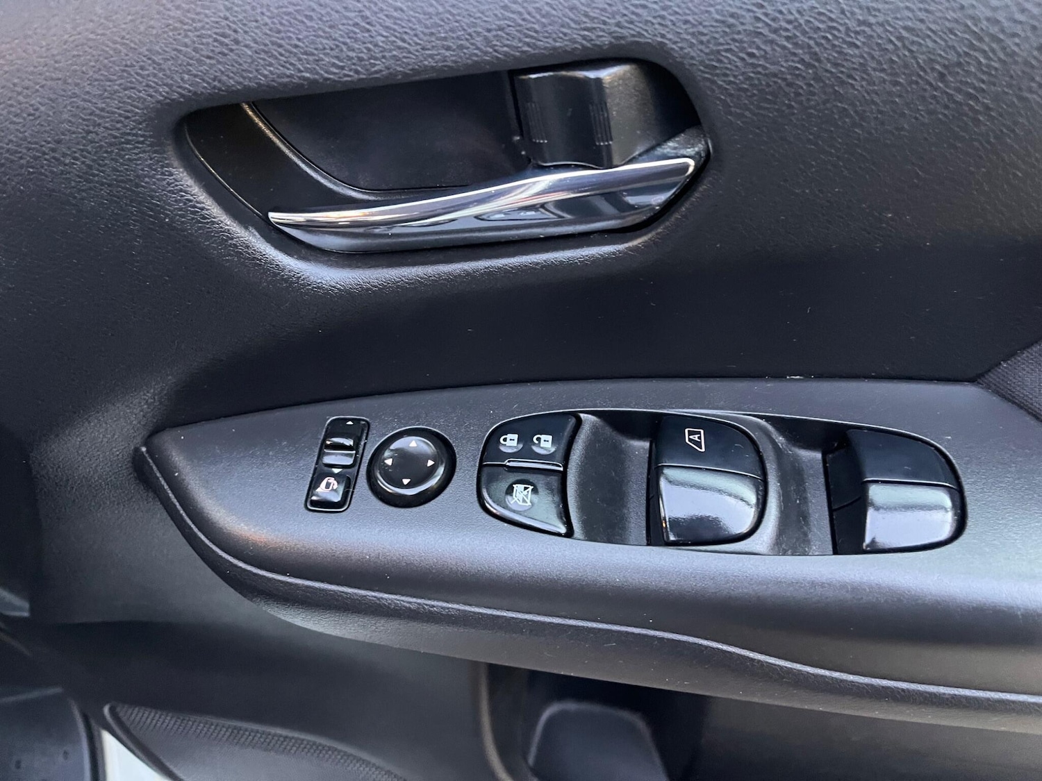 Used Nissan Serena for sale - 77049875: Photo 41