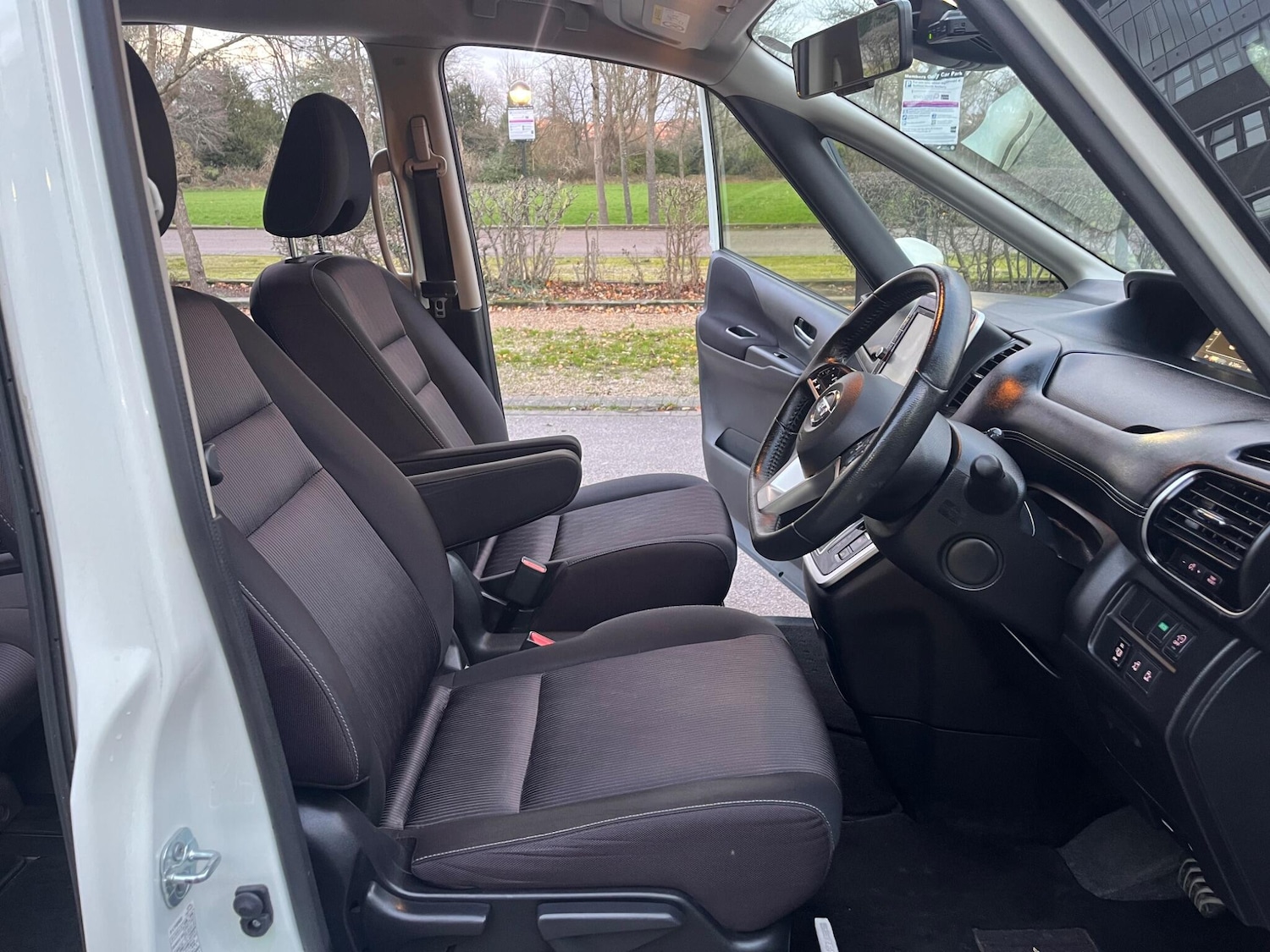 Used Nissan Serena for sale - 77049875: Photo 42