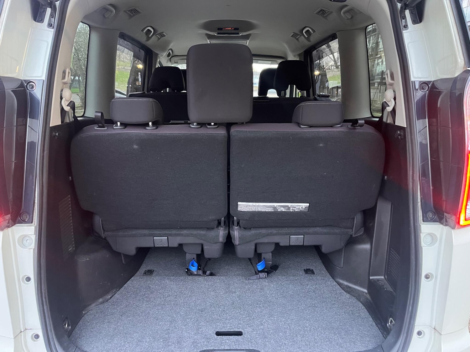 Used Nissan Serena for sale - 77049875: Photo 8