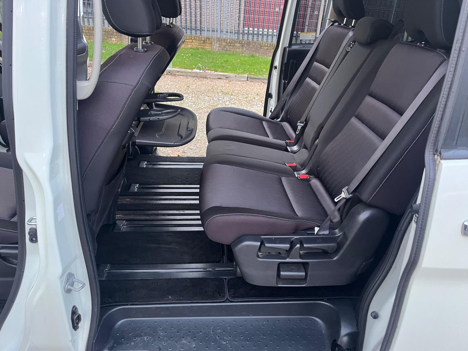 Used Nissan Serena for sale - 77049875: Photo 9