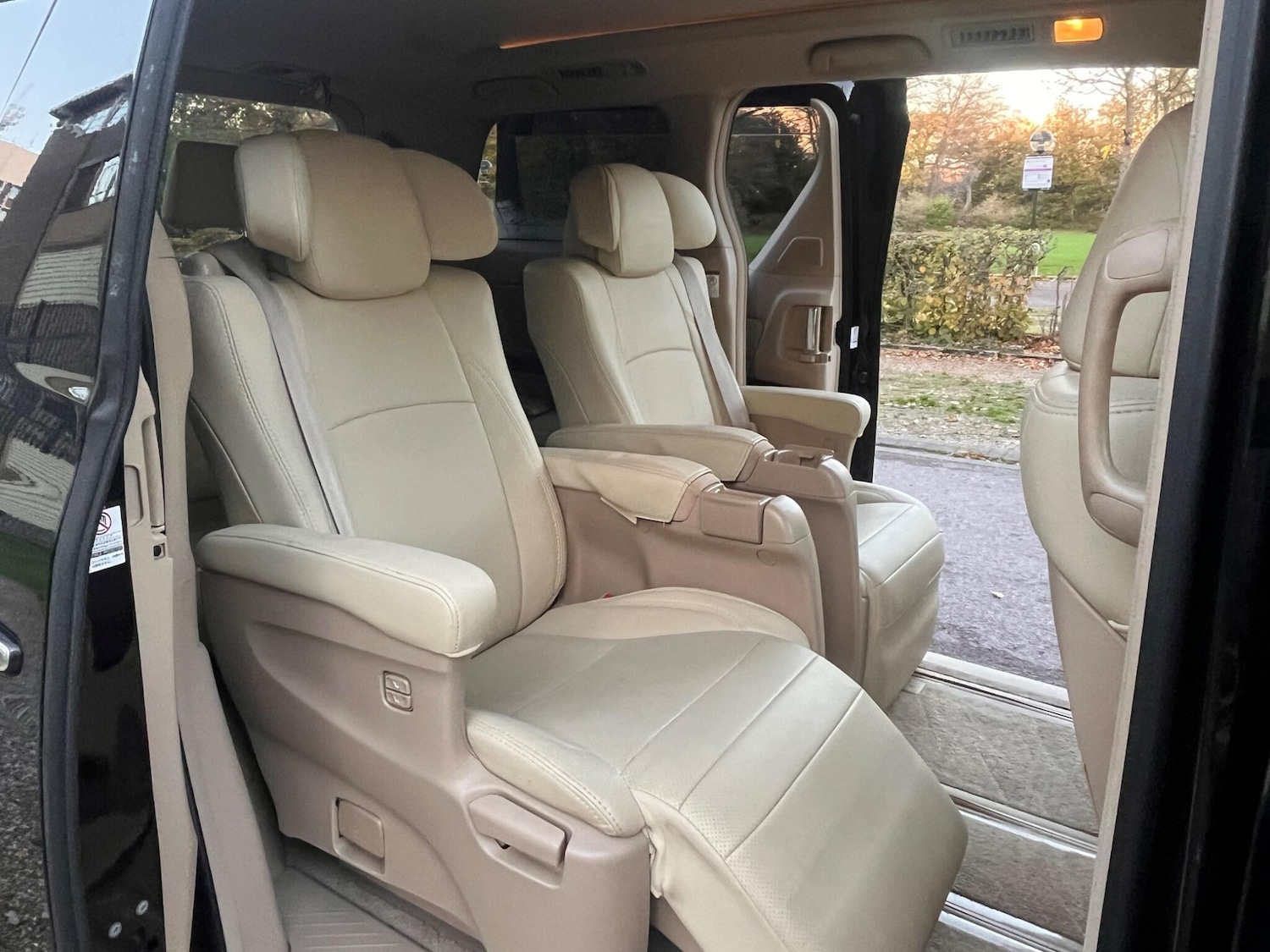 Used Toyota Vellfire for sale - 76522369: Photo 5