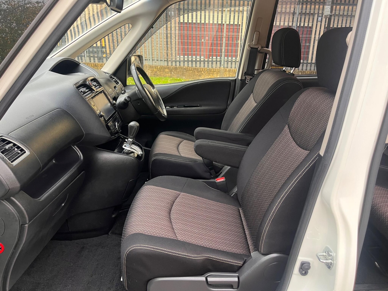 Used Nissan Serena for sale - 76441374: Photo 12