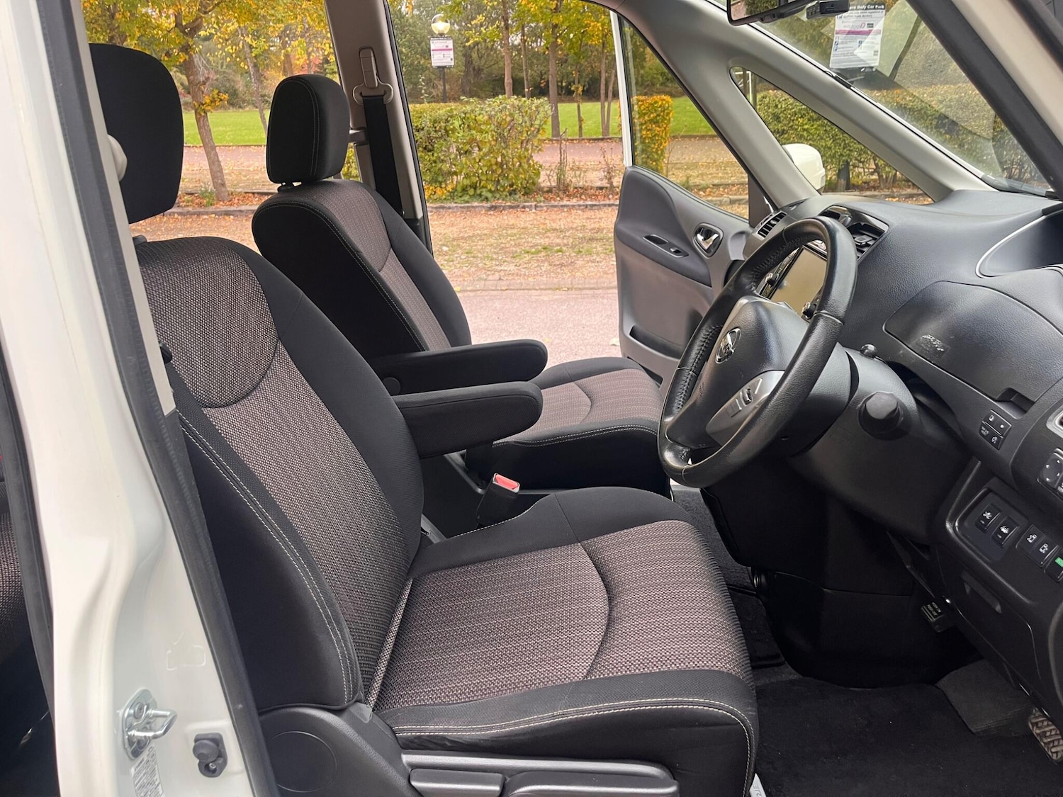 Used Nissan Serena for sale - 76441374: Photo 15