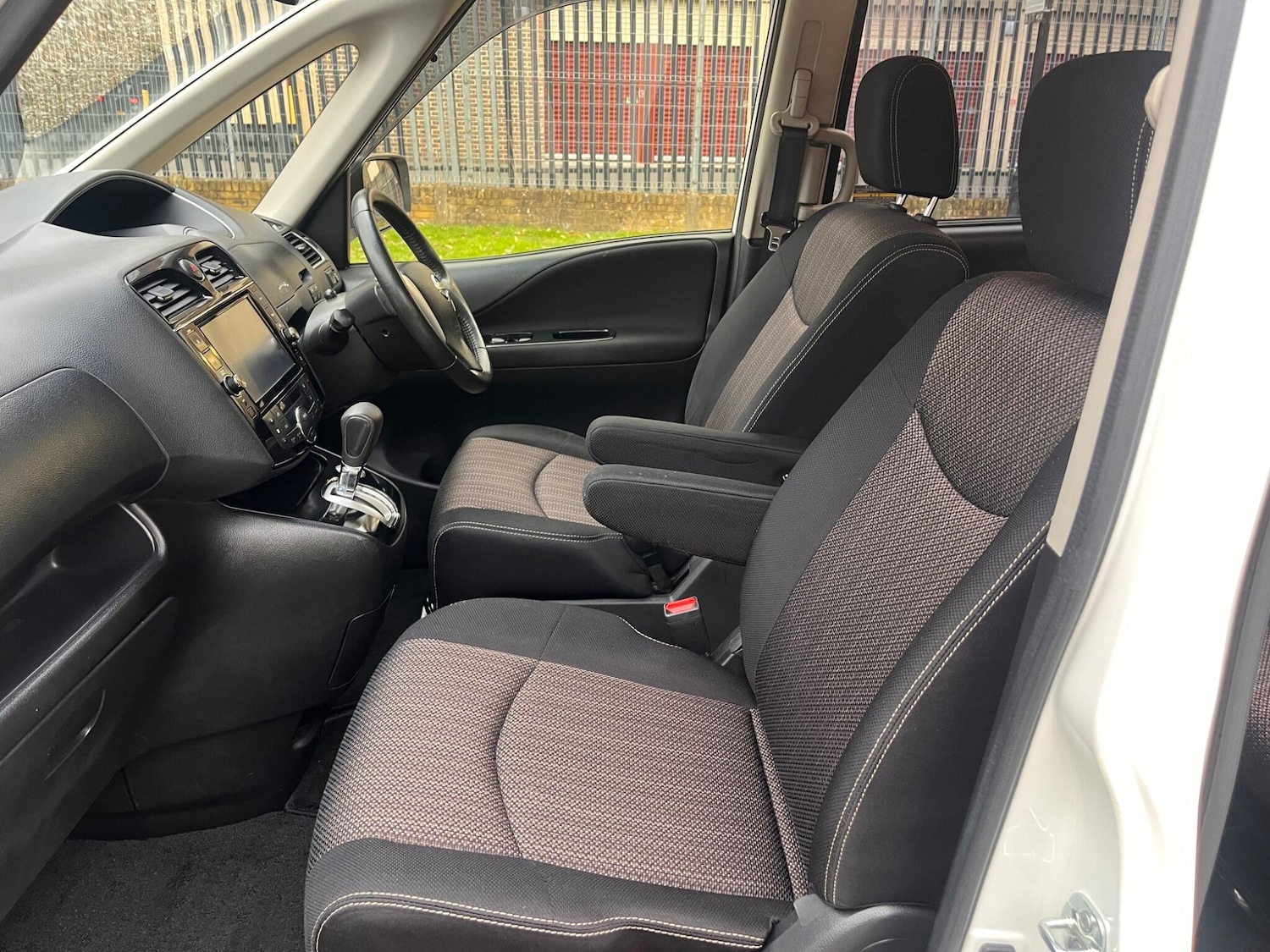 Used Nissan Serena for sale - 76441374: Photo 31