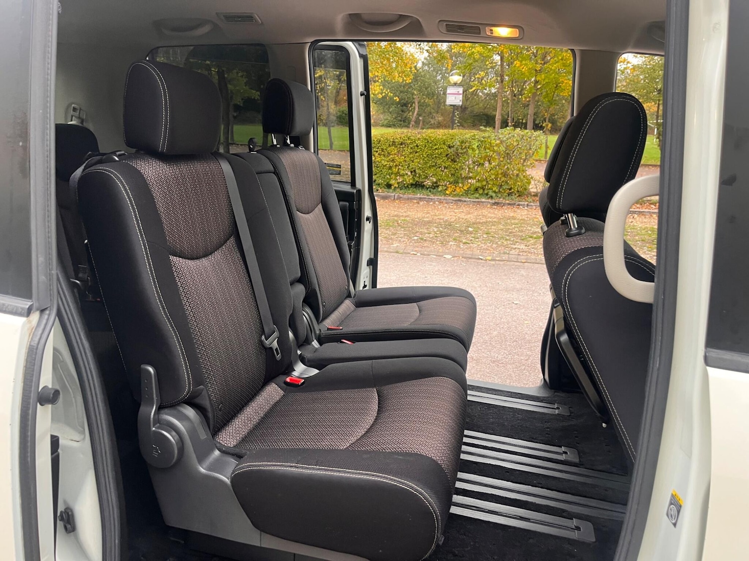 Used Nissan Serena for sale - 76441374: Photo 32