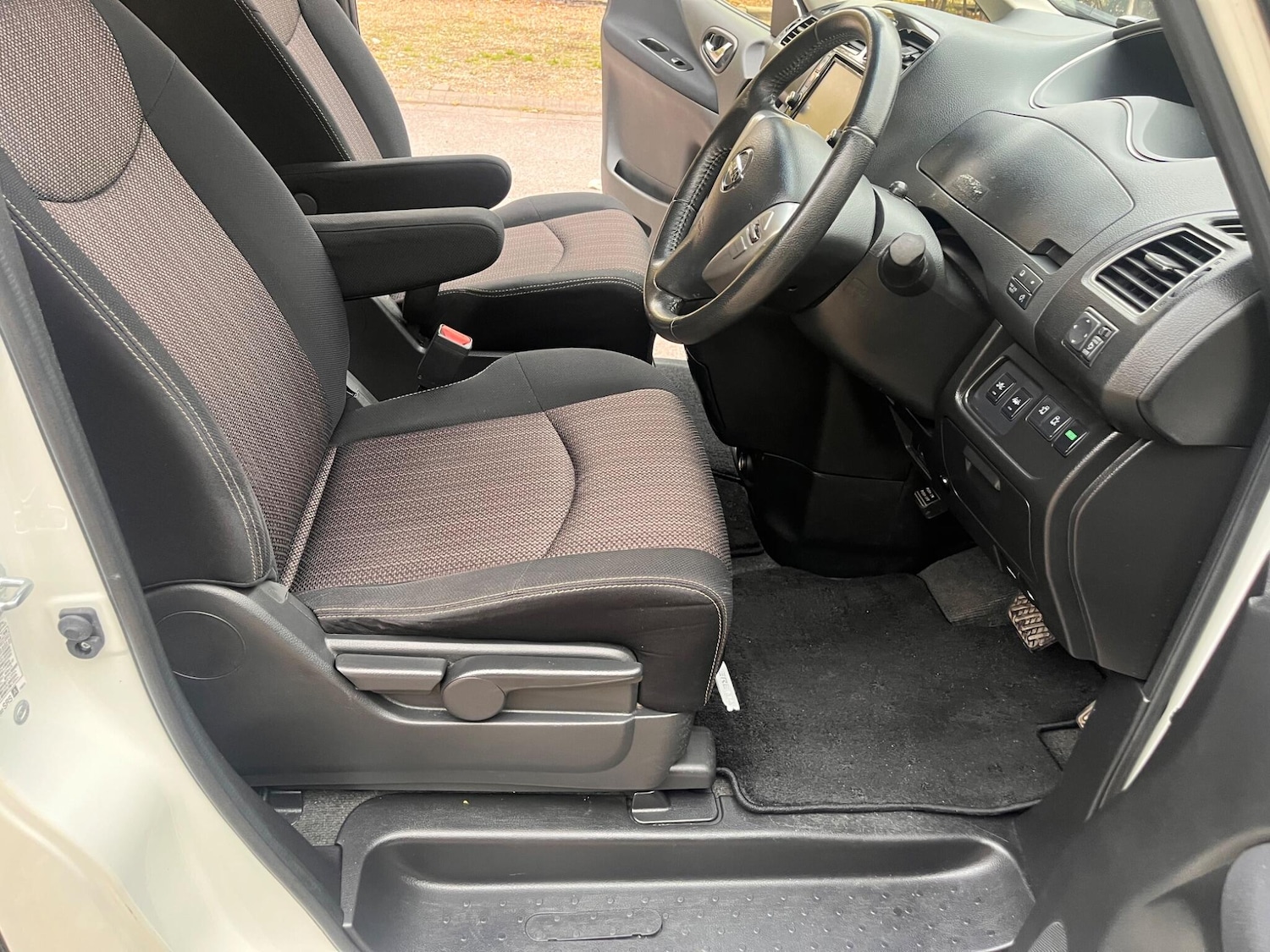 Used Nissan Serena for sale - 76441374: Photo 33