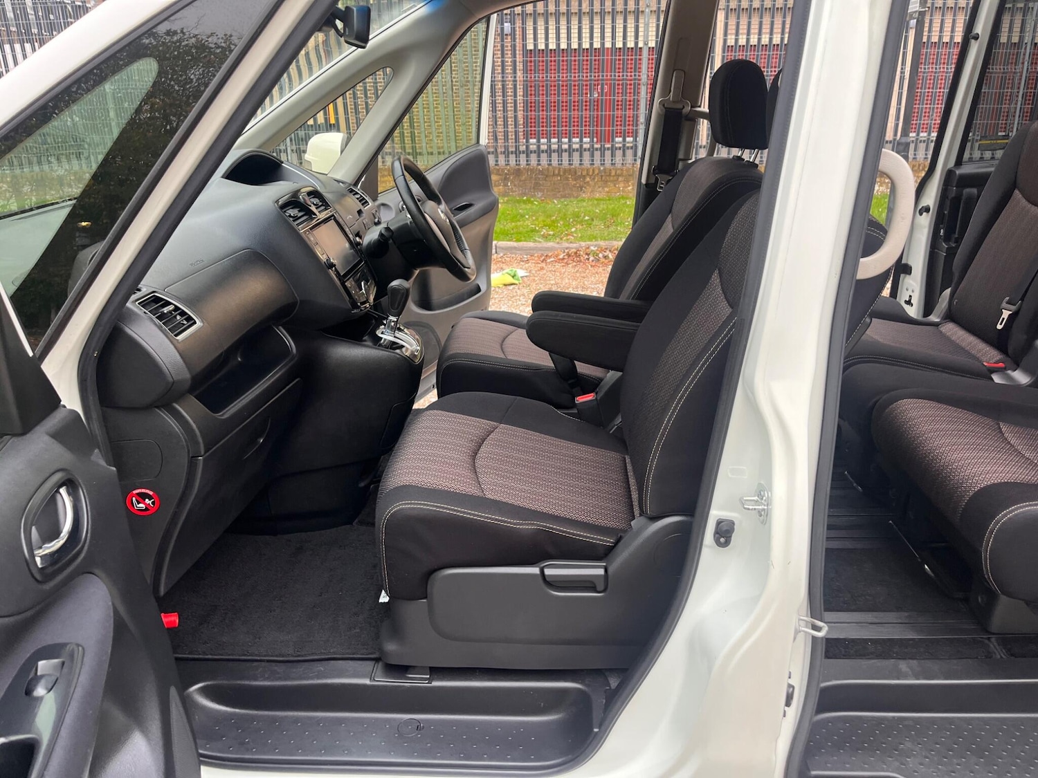 Used Nissan Serena for sale - 76441374: Photo 41