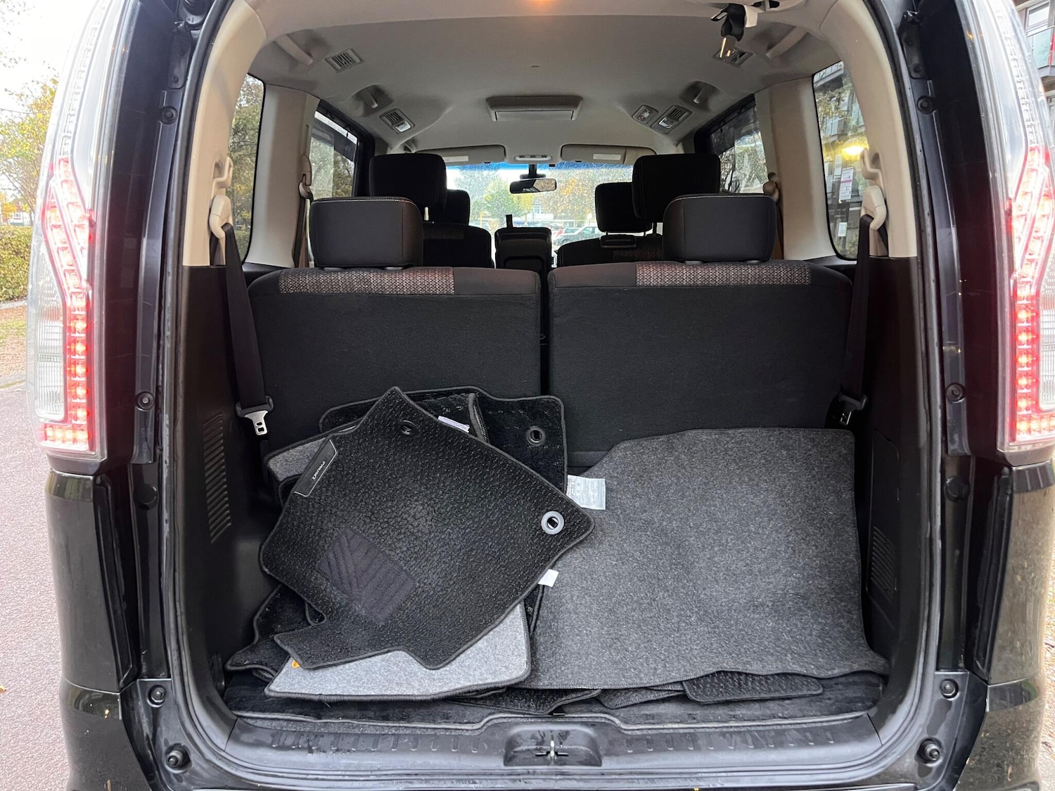 Used Nissan Serena for sale - 76432248: Photo 22