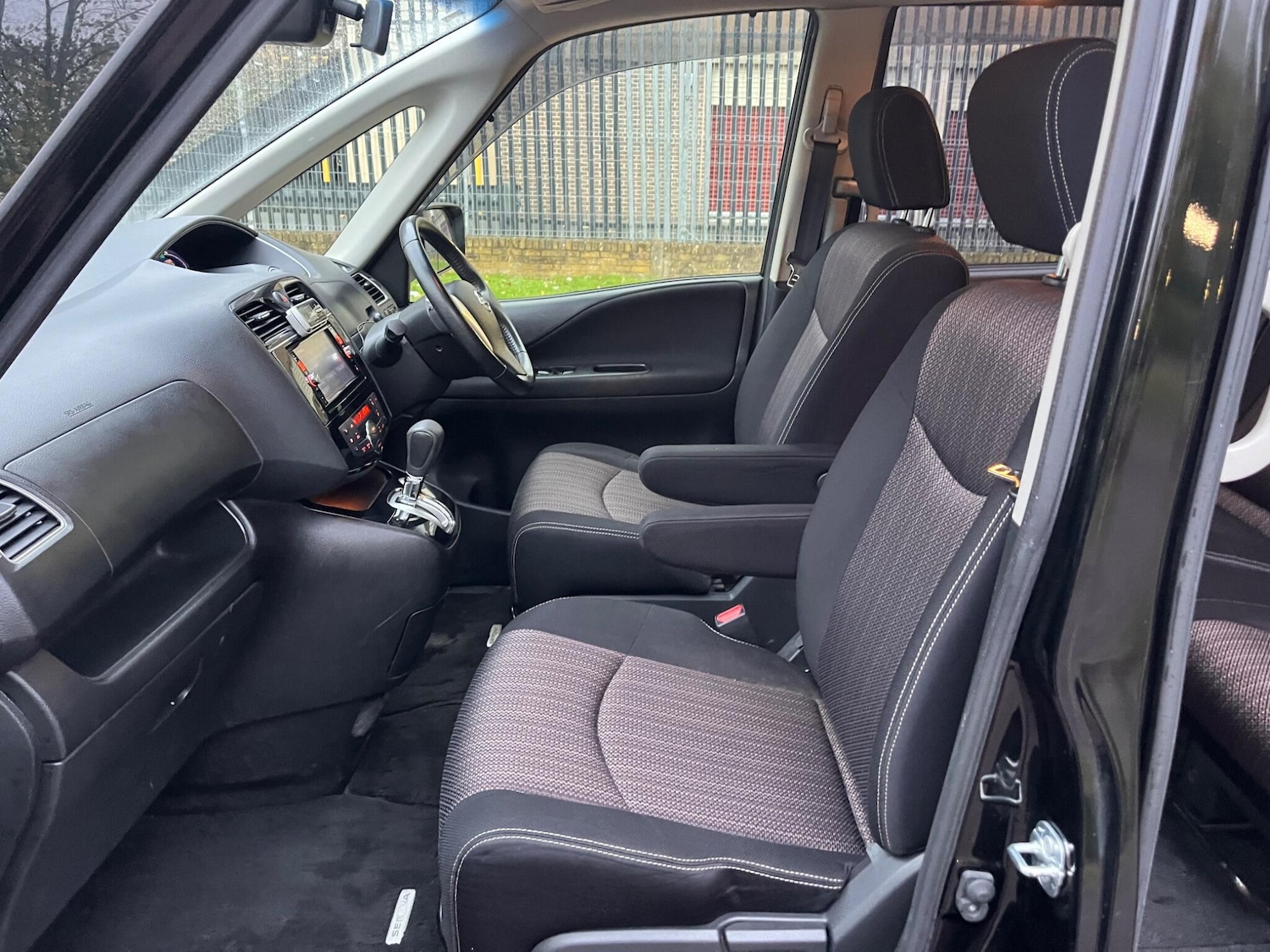 Used Nissan Serena for sale - 76432248: Photo 24