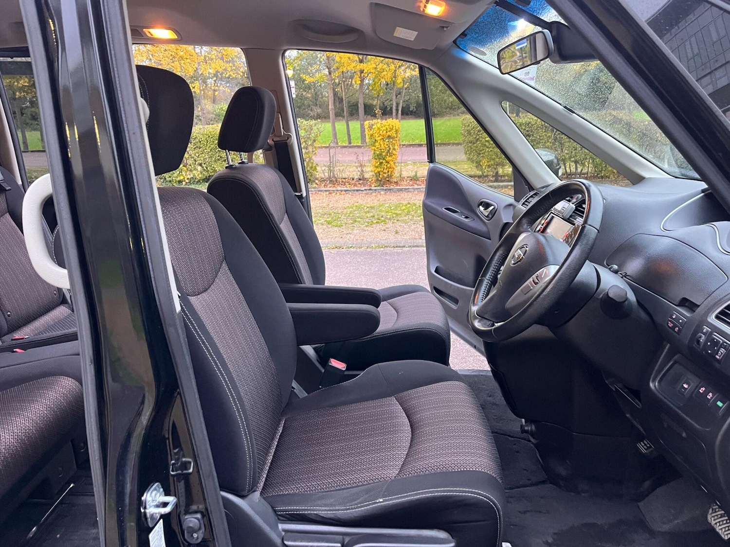 Used Nissan Serena for sale - 76432248: Photo 27