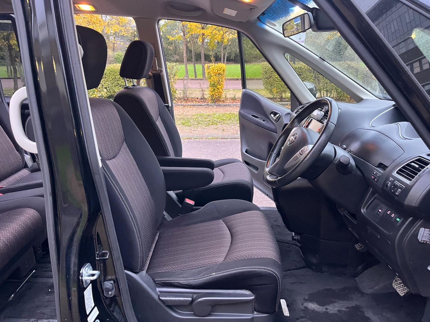 Used Nissan Serena for sale - 76432248: Photo 28