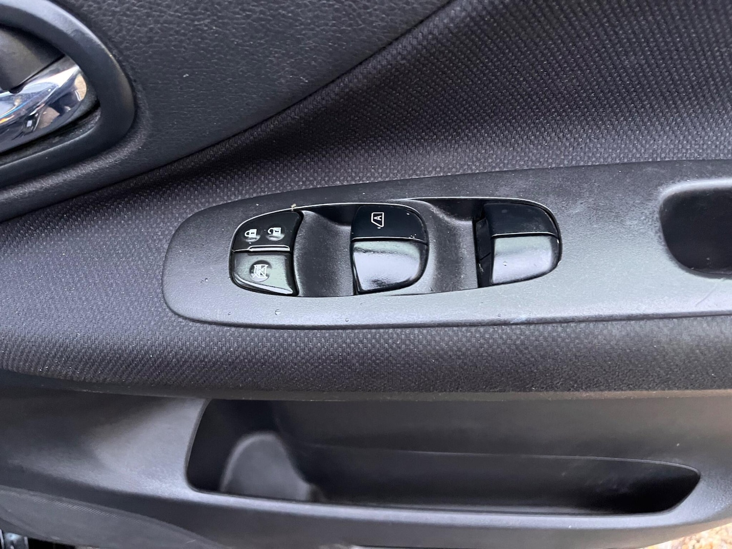 Used Nissan Serena for sale - 76432248: Photo 32