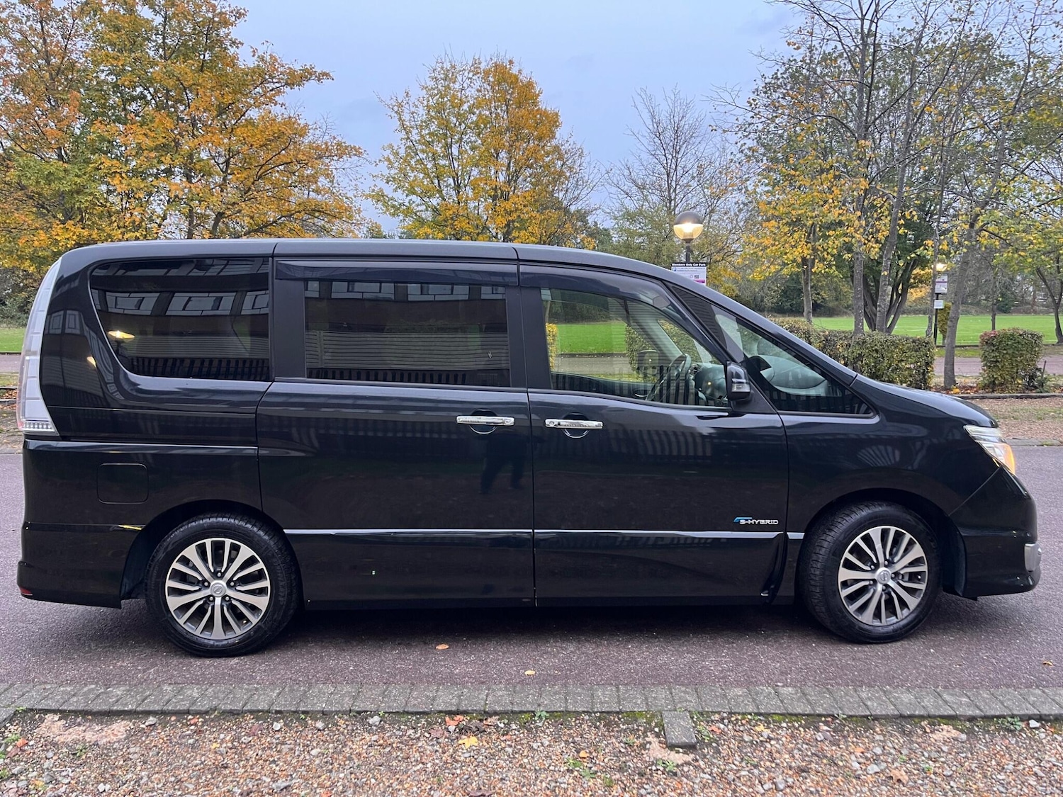 Used Nissan Serena for sale - 76432248: Photo 4