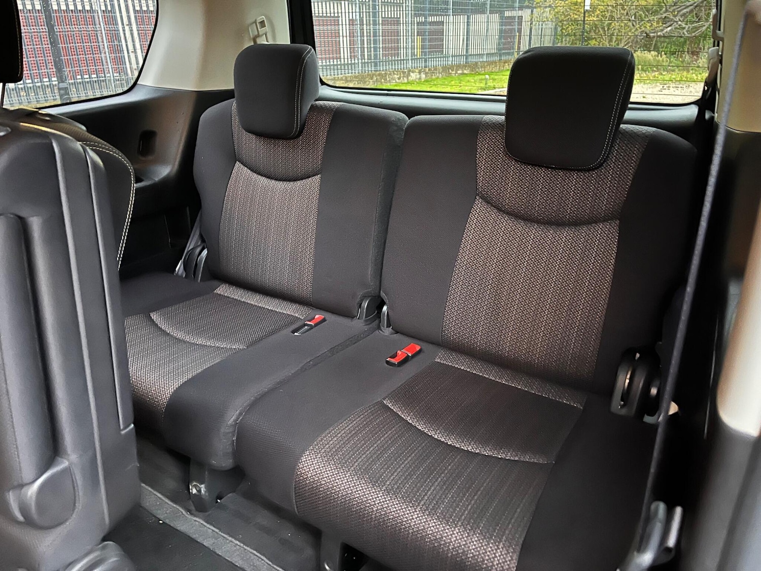 Used Nissan Serena for sale - 76432248: Photo 5