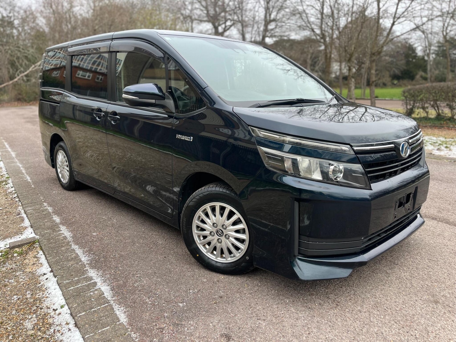 Used Toyota Voxy for sale - 77120465: Photo 2