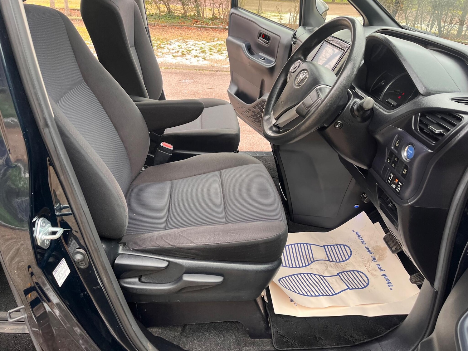 Used Toyota Voxy for sale - 77120465: Photo 8