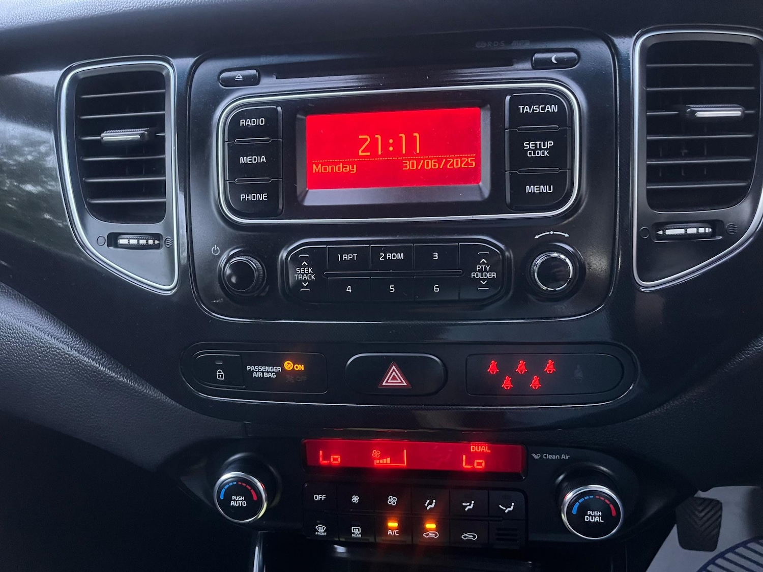 Used Kia Carens 2015 for sale - 76825034: Photo 49