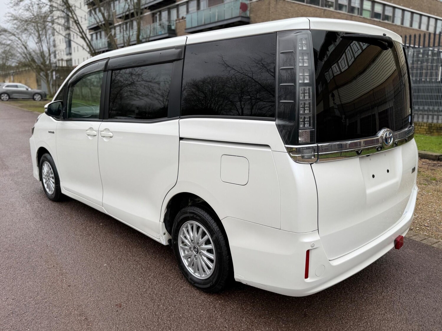 Used Toyota Voxy for sale - 77427575: Photo 9