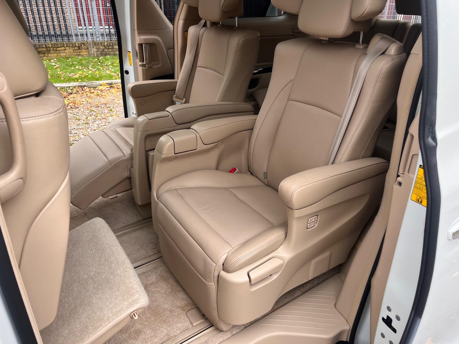 Used Toyota Alphard for sale - 76472449: Photo 38