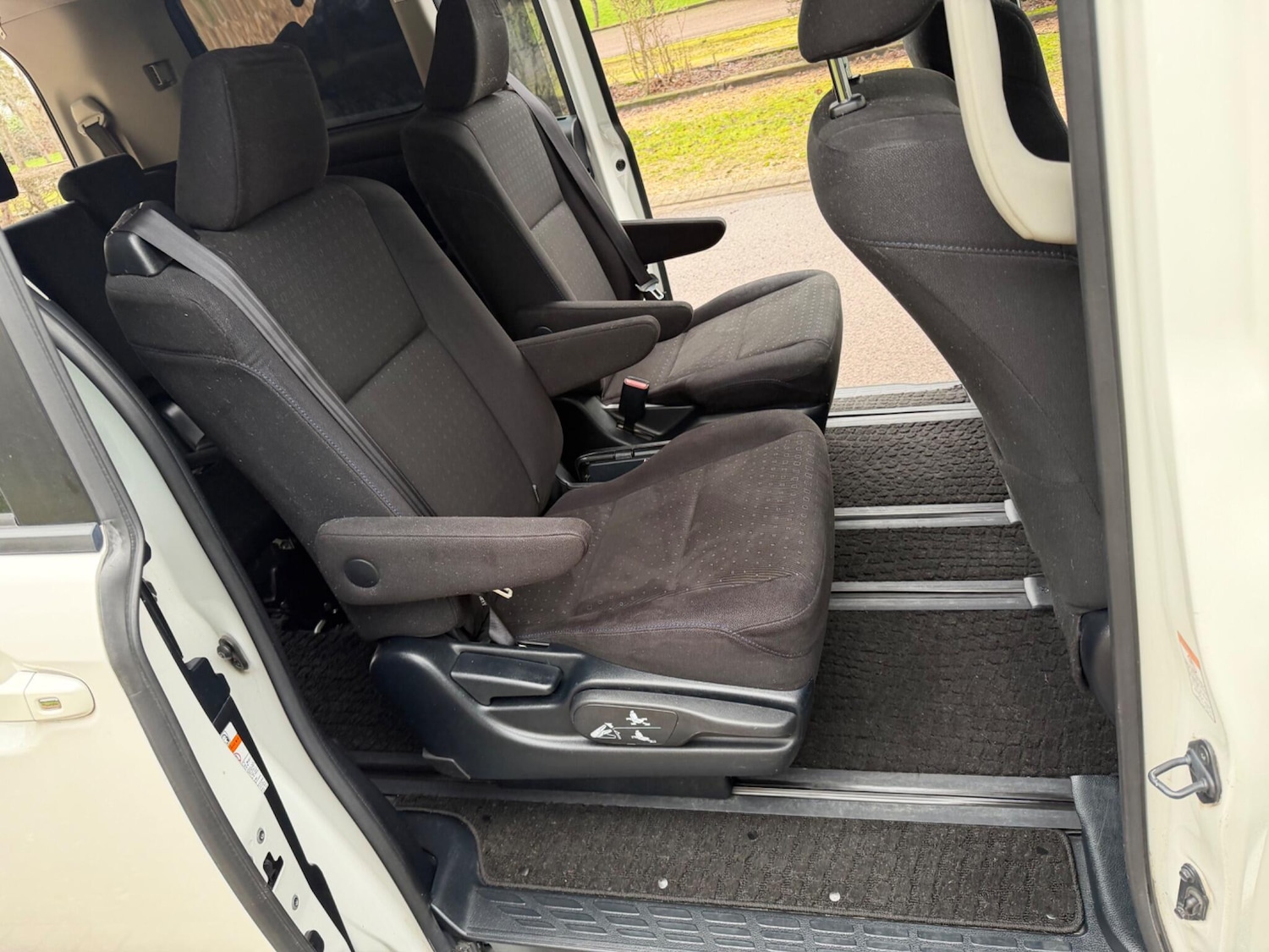 Used Toyota Voxy for sale - 77411979: Photo 11