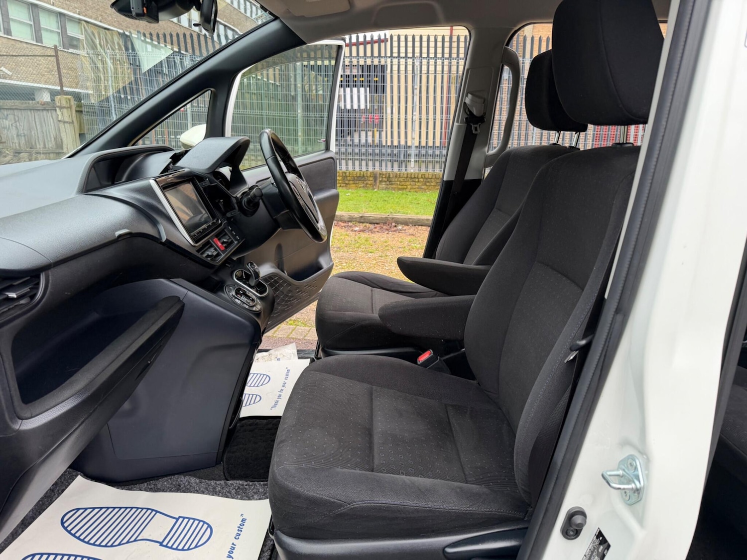 Used Toyota Voxy for sale - 77411979: Photo 17