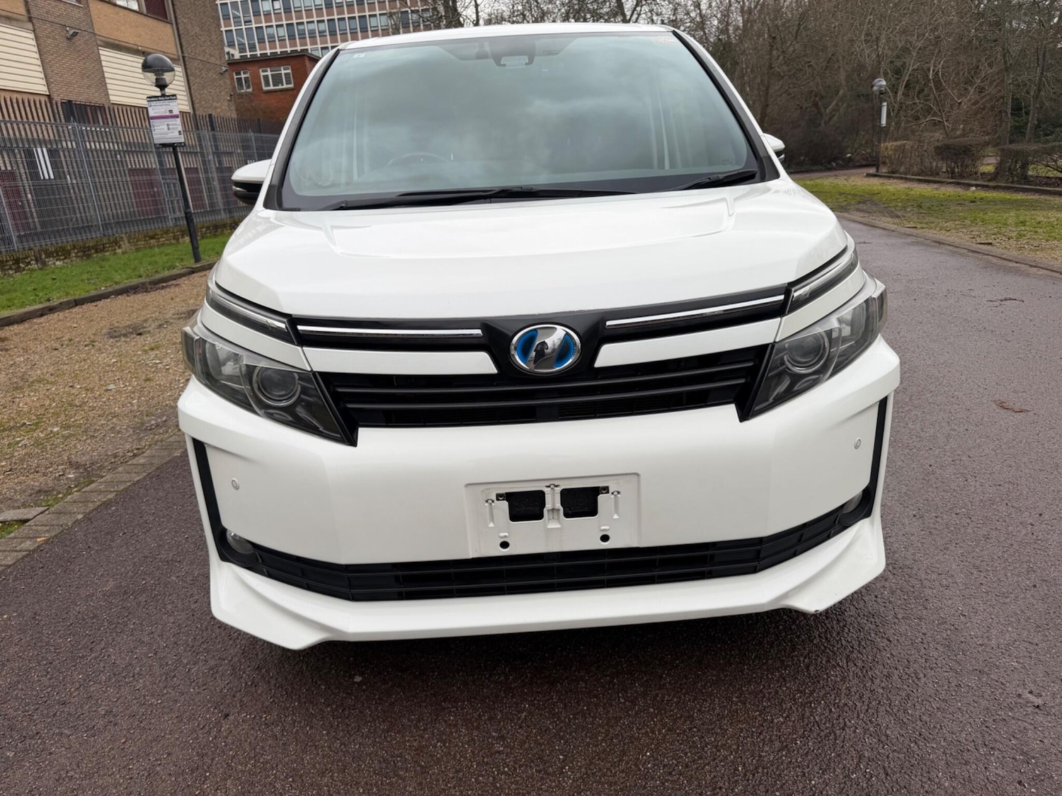 Used Toyota Voxy for sale - 77411979: Photo 2