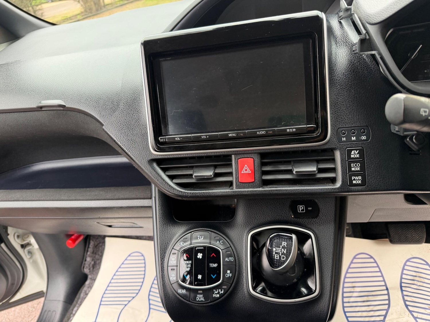 Used Toyota Voxy for sale - 77411979: Photo 35