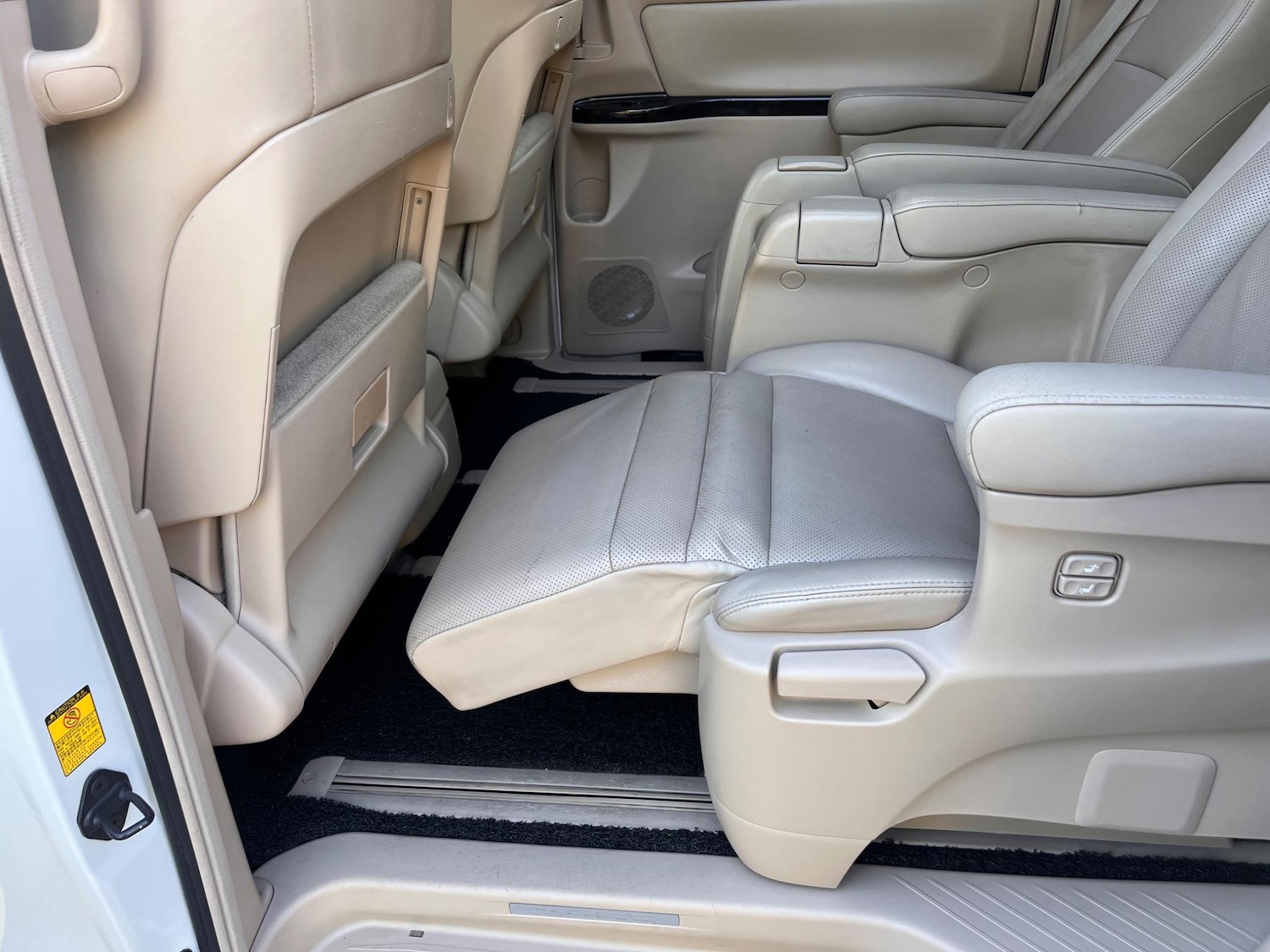 Used Toyota Alphard 2023 for sale - 76965370: Photo 6