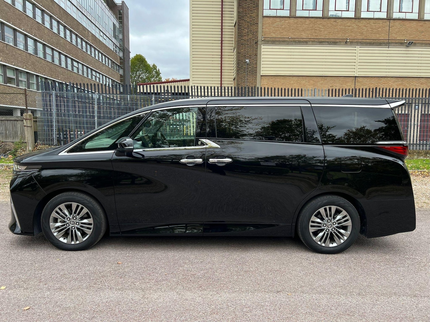 Used Toyota Alphard for sale - 76457485: Photo 9