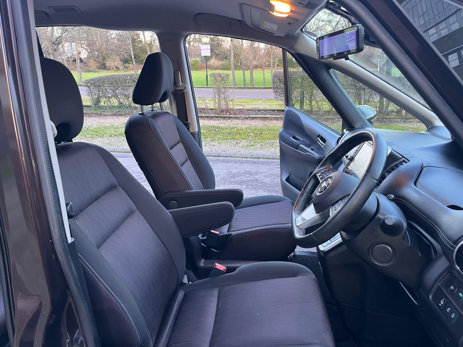 Used Nissan Serena for sale - 77267081: Photo 19