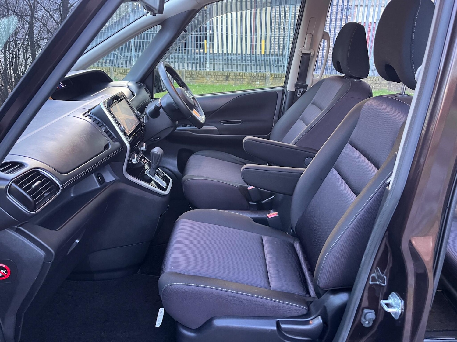 Used Nissan Serena for sale - 77267081: Photo 24