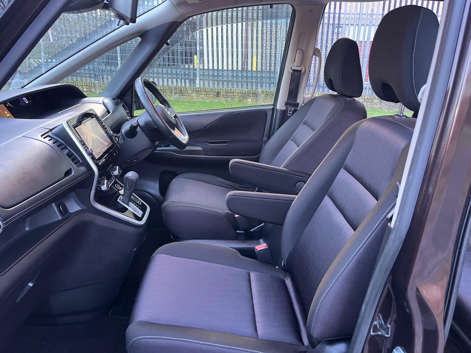 Used Nissan Serena for sale - 77267081: Photo 25