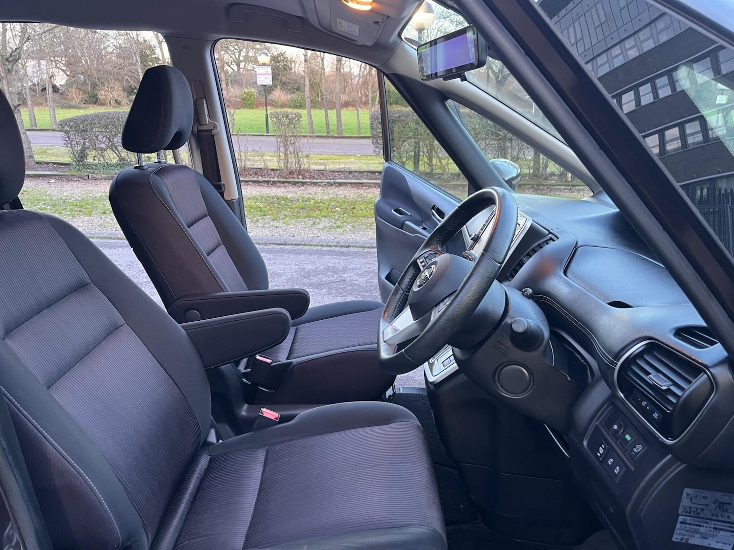 Used Nissan Serena for sale - 77267081: Photo 28