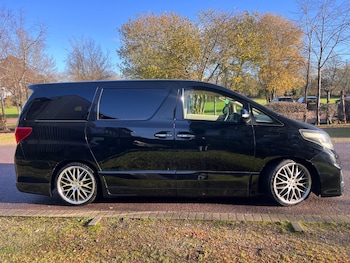 2025 (11) - 2.4 PETROL AUTO 8 SEATER ULEZ 5-Door