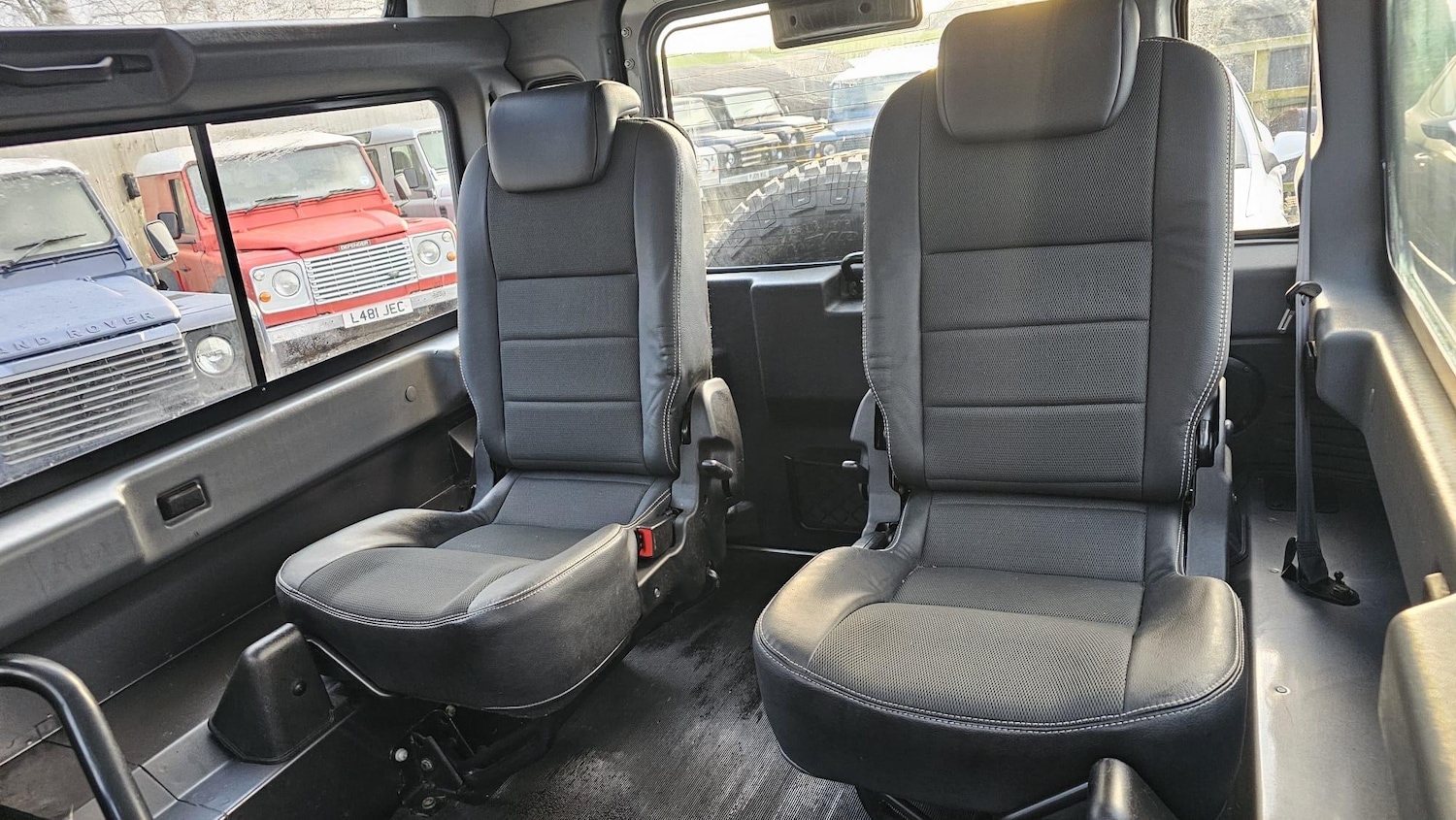 Used Land Rover Defender 90 2015 for sale - 77040664: Photo 24