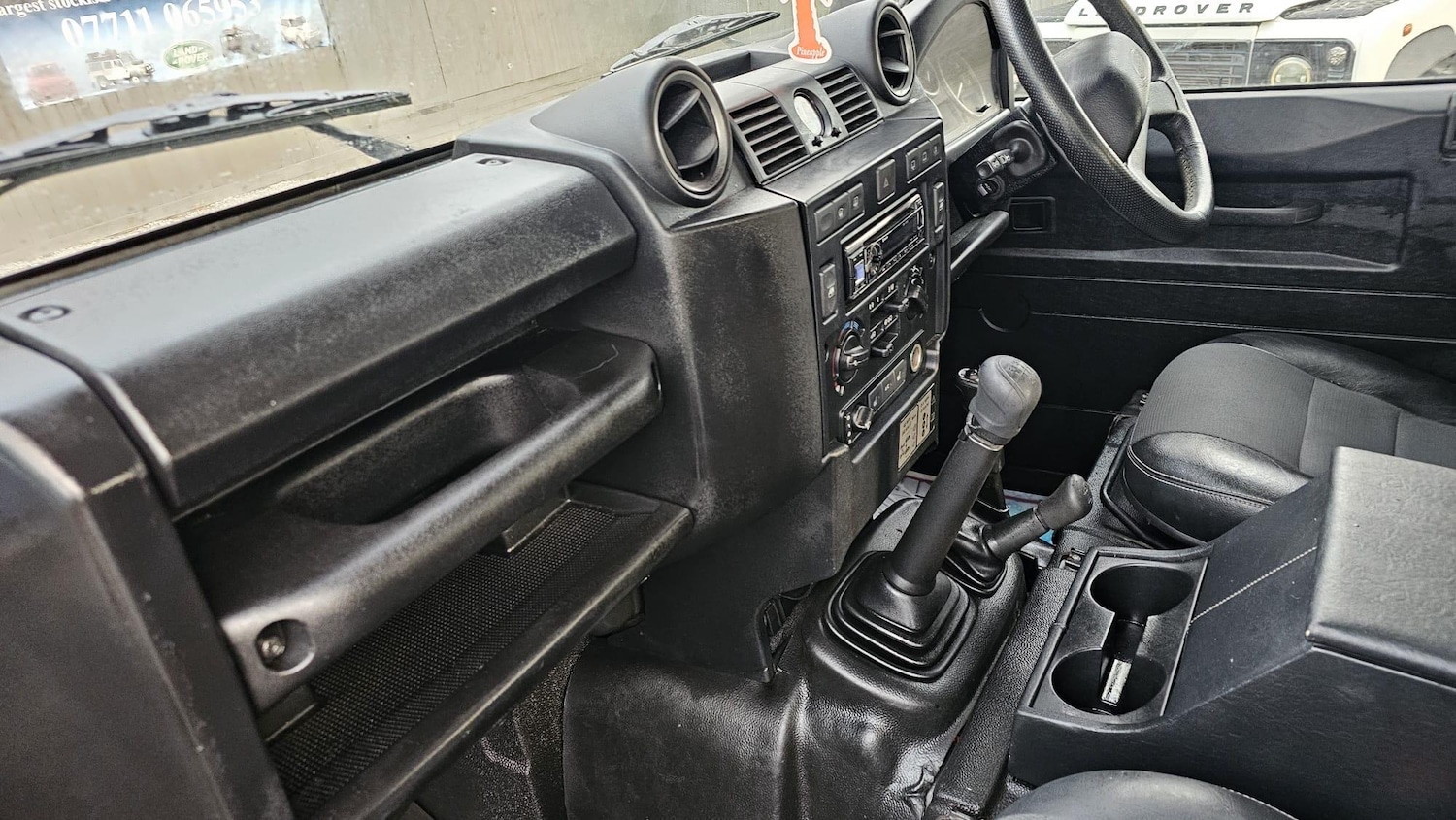 Used Land Rover Defender 90 2015 for sale - 77040664: Photo 25