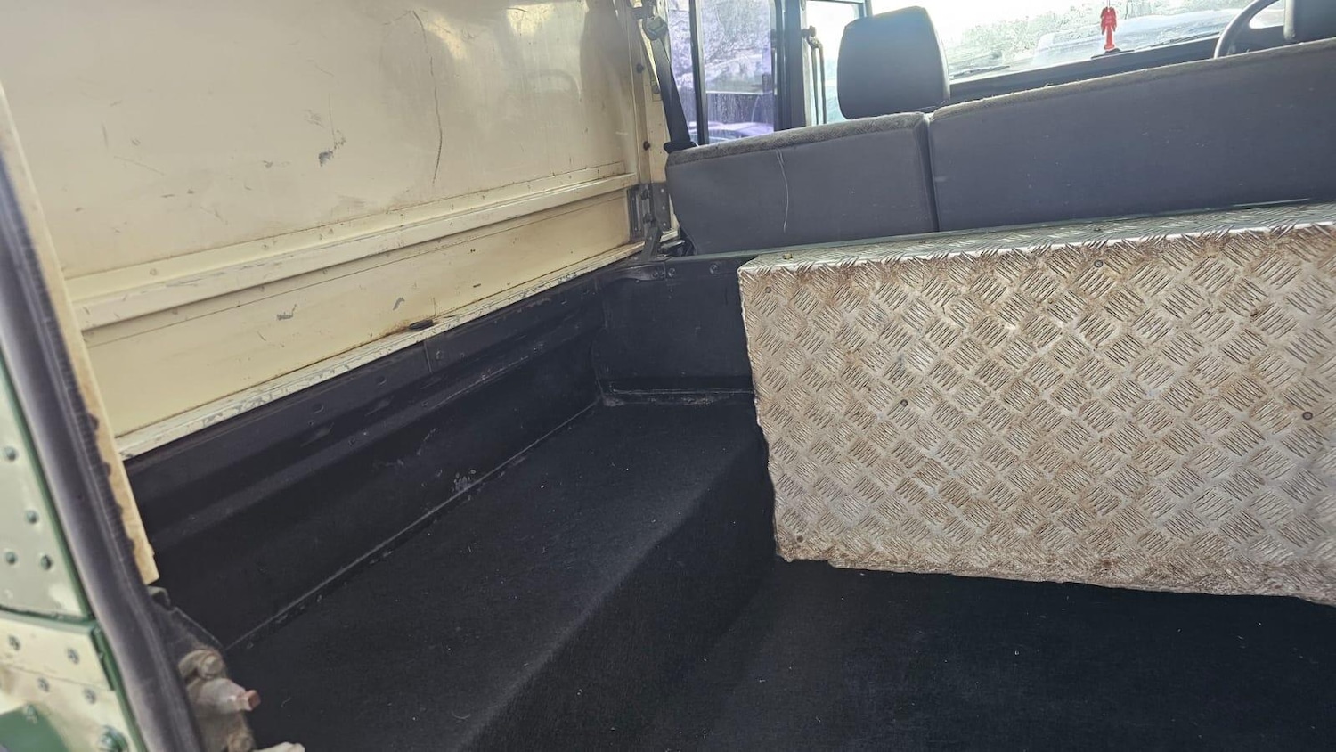 Used Land Rover Defender 110 1998 for sale - 76306982: Photo 45