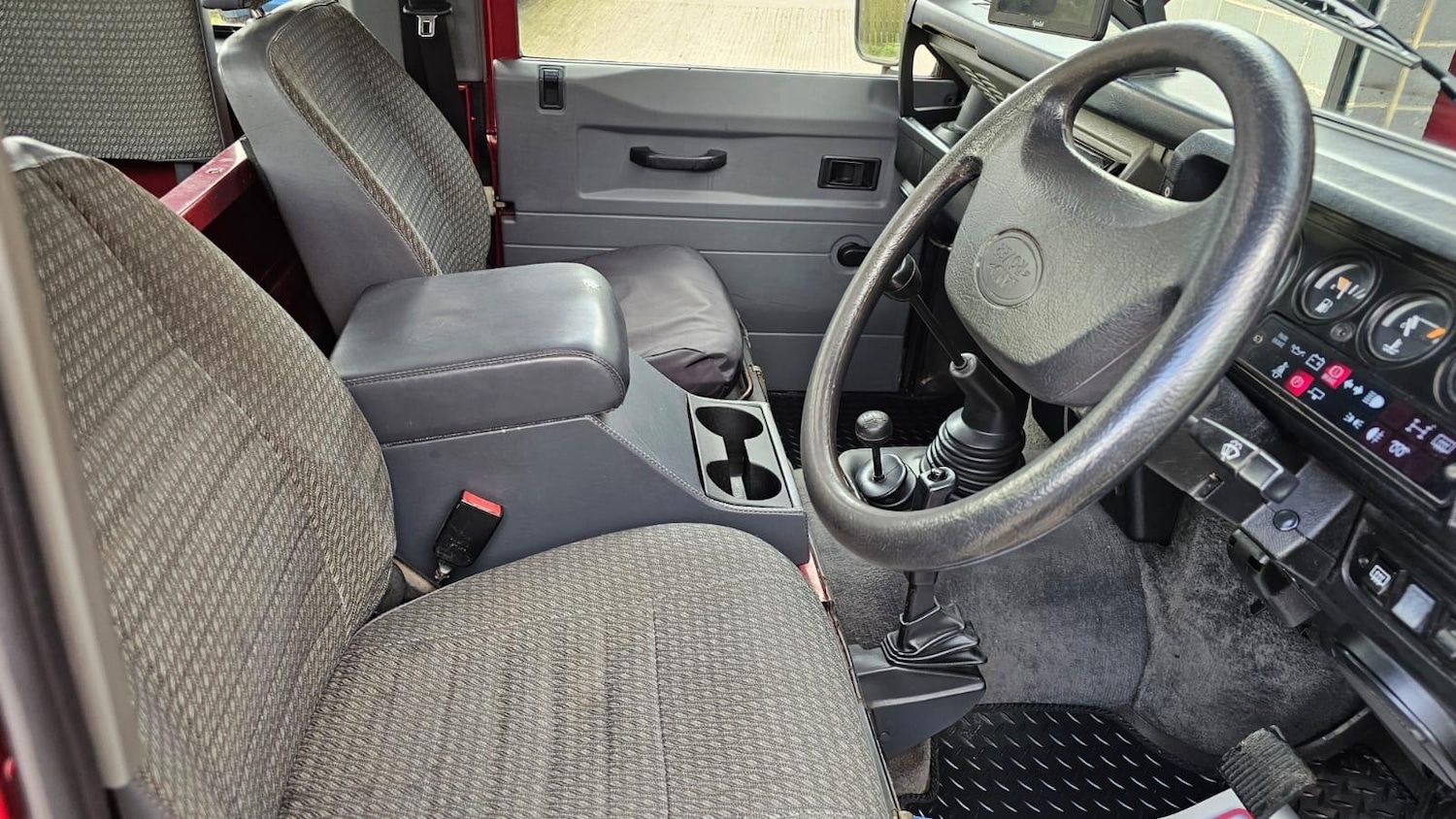 Used Land Rover Defender 90 1996 for sale - 77637881: Photo 16