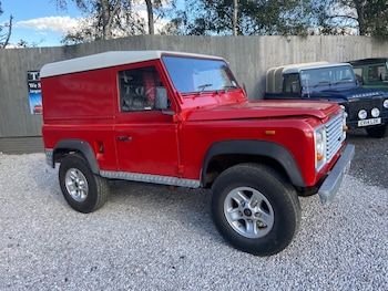 Land Rover - Defender 90