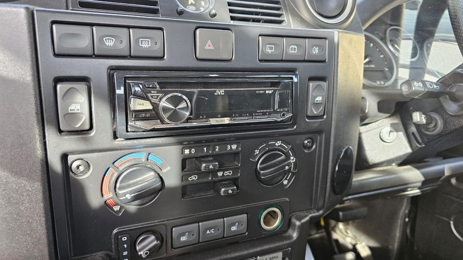 Used Land Rover Defender 90 2007 for sale - 76408614: Photo 95