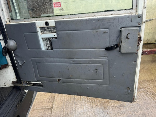 Used Land Rover Defender 110 1999 for sale - 76327402: Photo 46