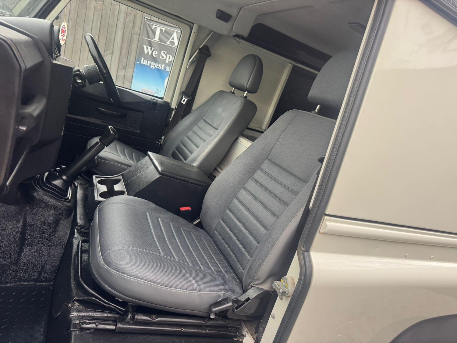 Used Land Rover Defender 90 2015 for sale - 76729022: Photo 19