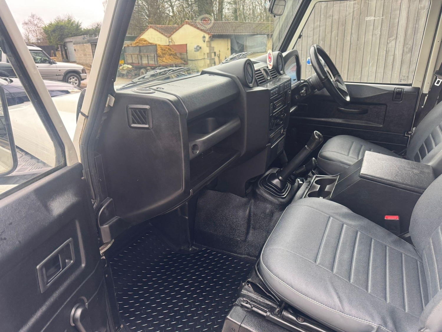 Used Land Rover Defender 90 2015 for sale - 76729022: Photo 36