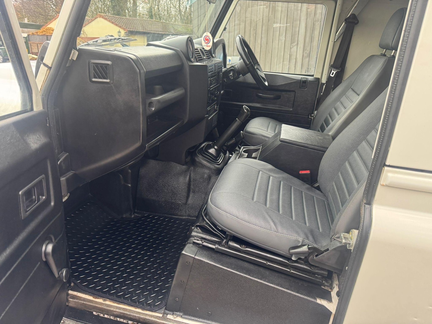 Used Land Rover Defender 90 2015 for sale - 76729022: Photo 65