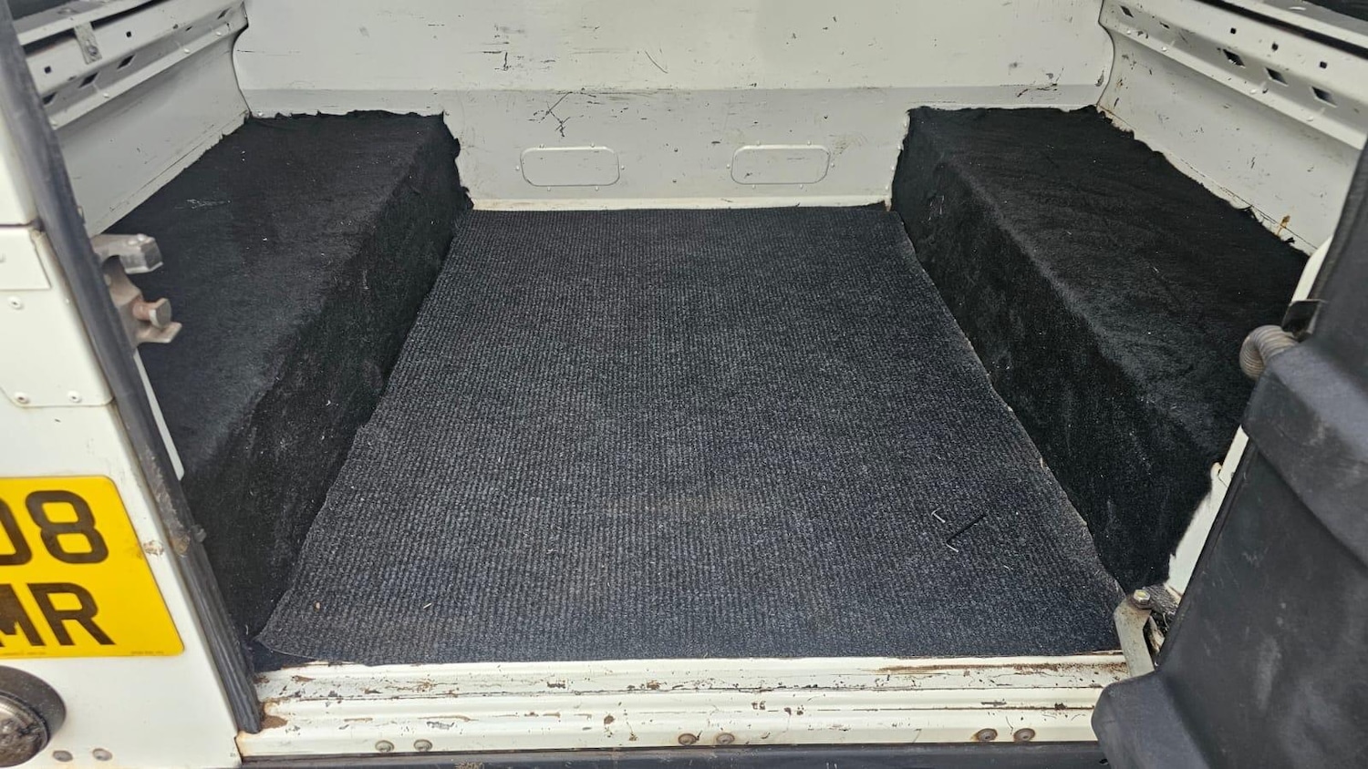 Used Land Rover Defender 90 2015 for sale - 76729022: Photo 84