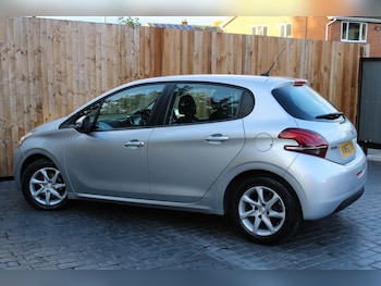 Used Peugeot 208 2016 for sale - 76073000: Photo